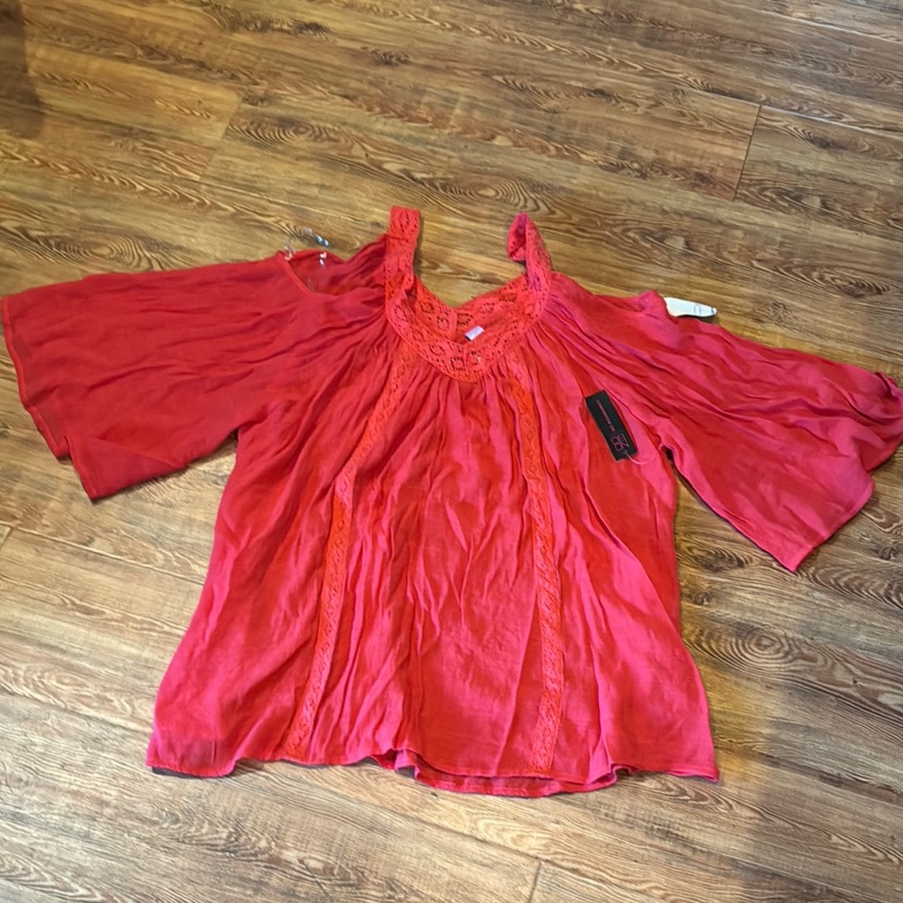 NWT Ladies 2XL , very light weight material, with cold shoulder sleeves.